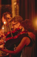 手前から手島絵里子（Viola）、千葉広樹（B, Violin）。（Photo by YUKI KAWASHIMA）