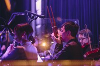 宮地夏海（Flute）と音無史哉（笙）。（Photo by YUKI KAWASHIMA）