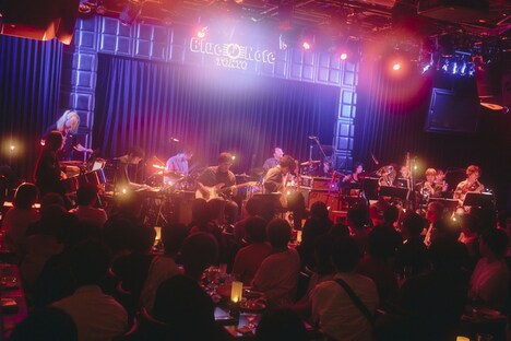 「蓮沼執太フィル × BNT 2025」の様子。(Photo by YUKI KAWASHIMA)