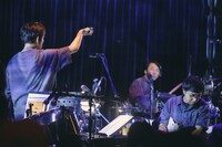 指揮を執る蓮沼執太（左）。（Photo by YUKI KAWASHIMA）