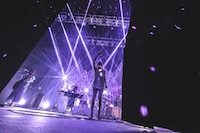 ラストナンバー「雛市」を歌い終え、手を振るアヴちゃん（Vo）。（撮影：森好弘）