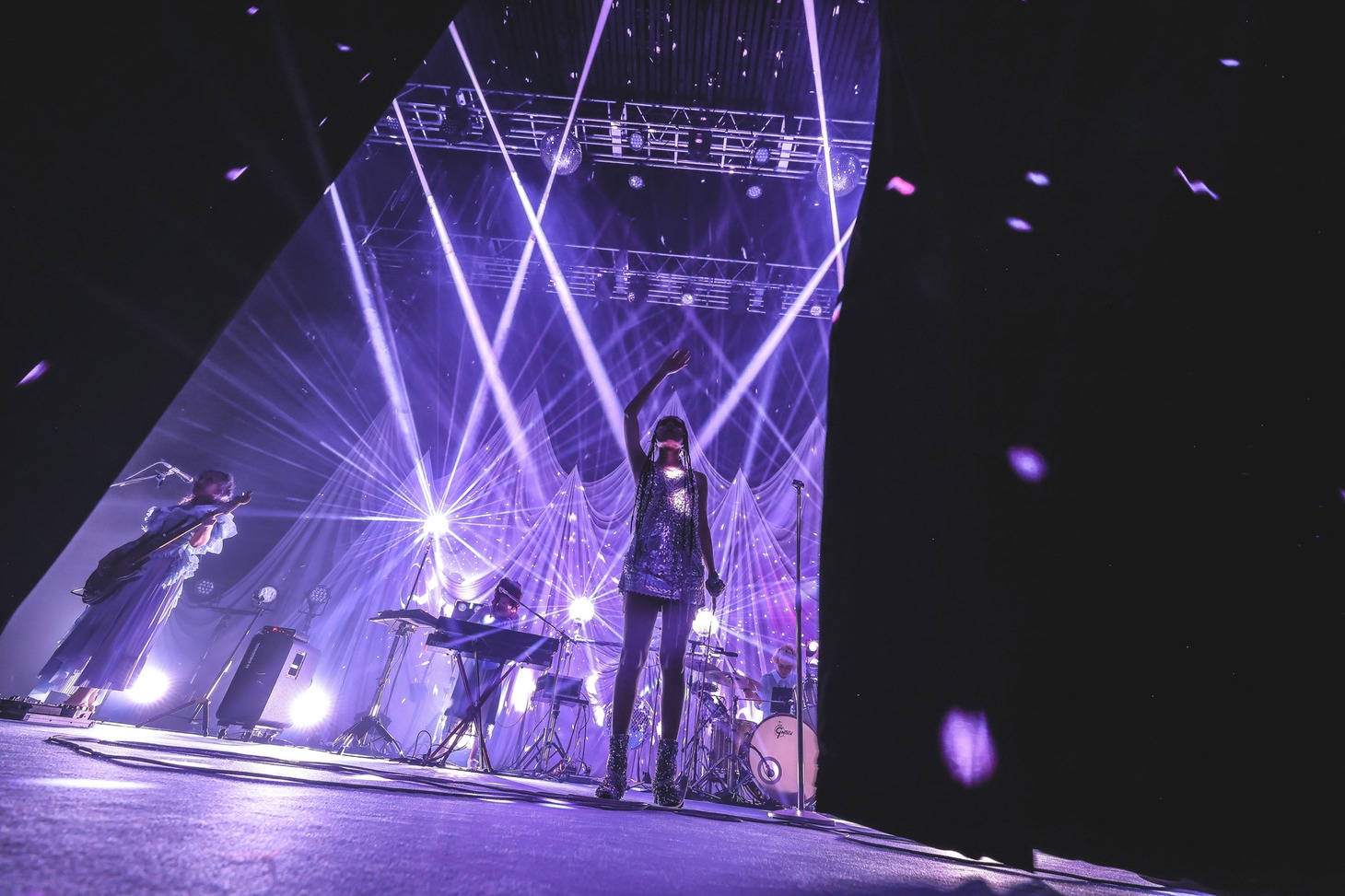 ラストナンバー「雛市」を歌い終え、手を振るアヴちゃん（Vo）。（撮影：森好弘）