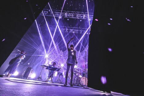 ラストナンバー「雛市」を歌い終え、手を振るアヴちゃん（Vo）。（撮影：森好弘）