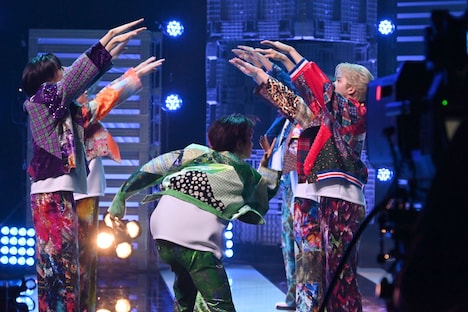 「Billion Beats」のパフォーマンスの様子。