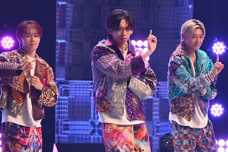 「Billion Beats」のパフォーマンスの様子。