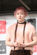 質疑応答に応じるシューヤ（超特急）。