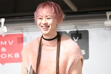 笑うシューヤ（超特急）。