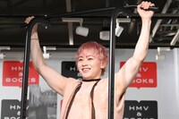 報道陣の前で懸垂するシューヤ（超特急）。