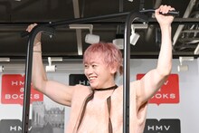 軽々と懸垂するシューヤ（超特急）。