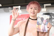 ムービーカメラに手を振るシューヤ（超特急）。