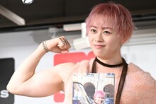 ムービーにも上腕ポーズをリクエストされたシューヤ（超特急）。