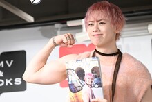 リクエストに応じるシューヤ（超特急）。