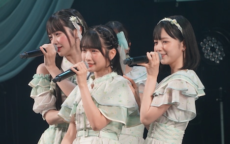 「傷つくことが青春だ」でセンターを務める高雄さやか（中央）。©STU/KING RECORDS