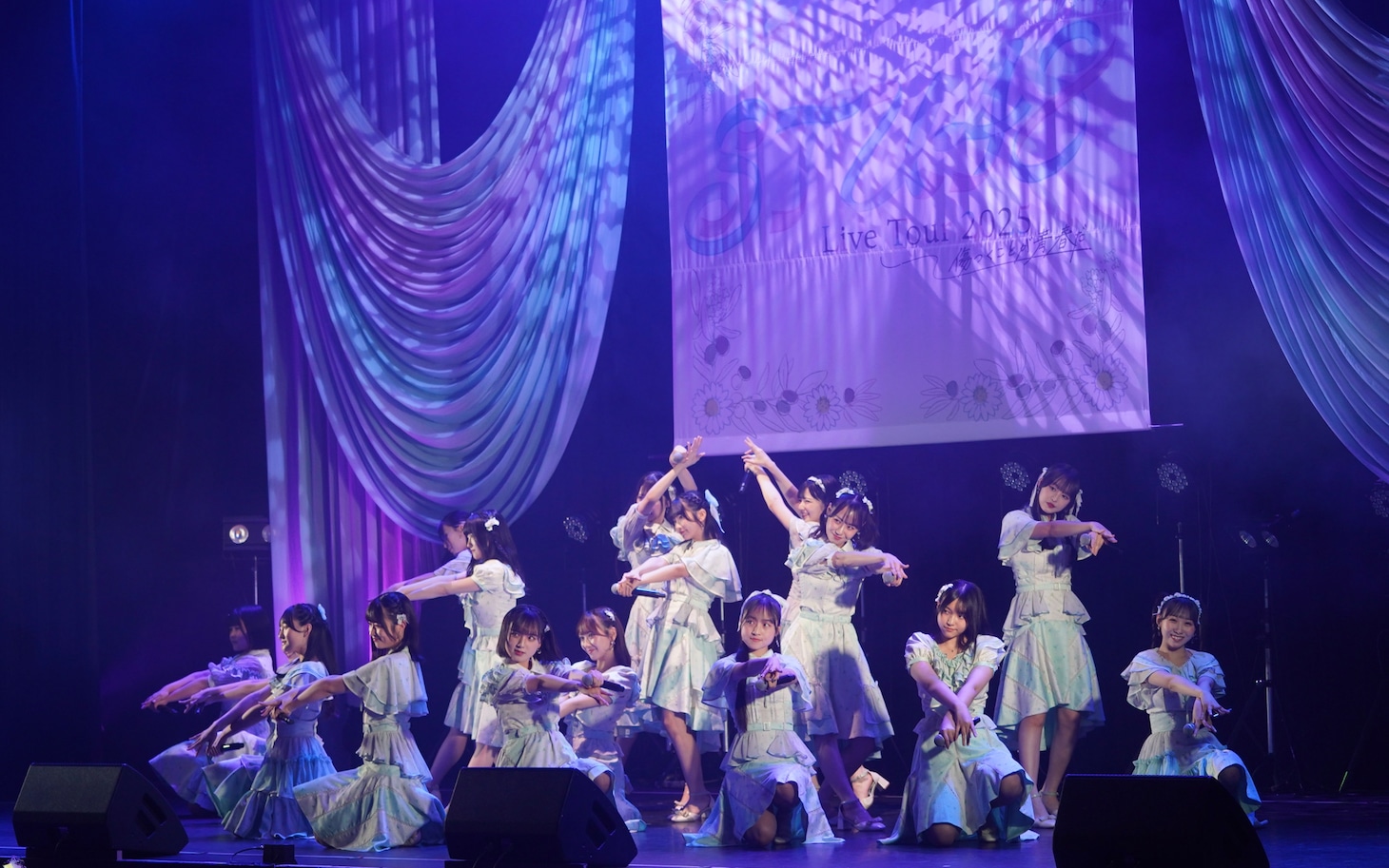 12thシングルの表題曲「傷つくことが青春だ」を披露するSTU48。©STU/KING RECORDS