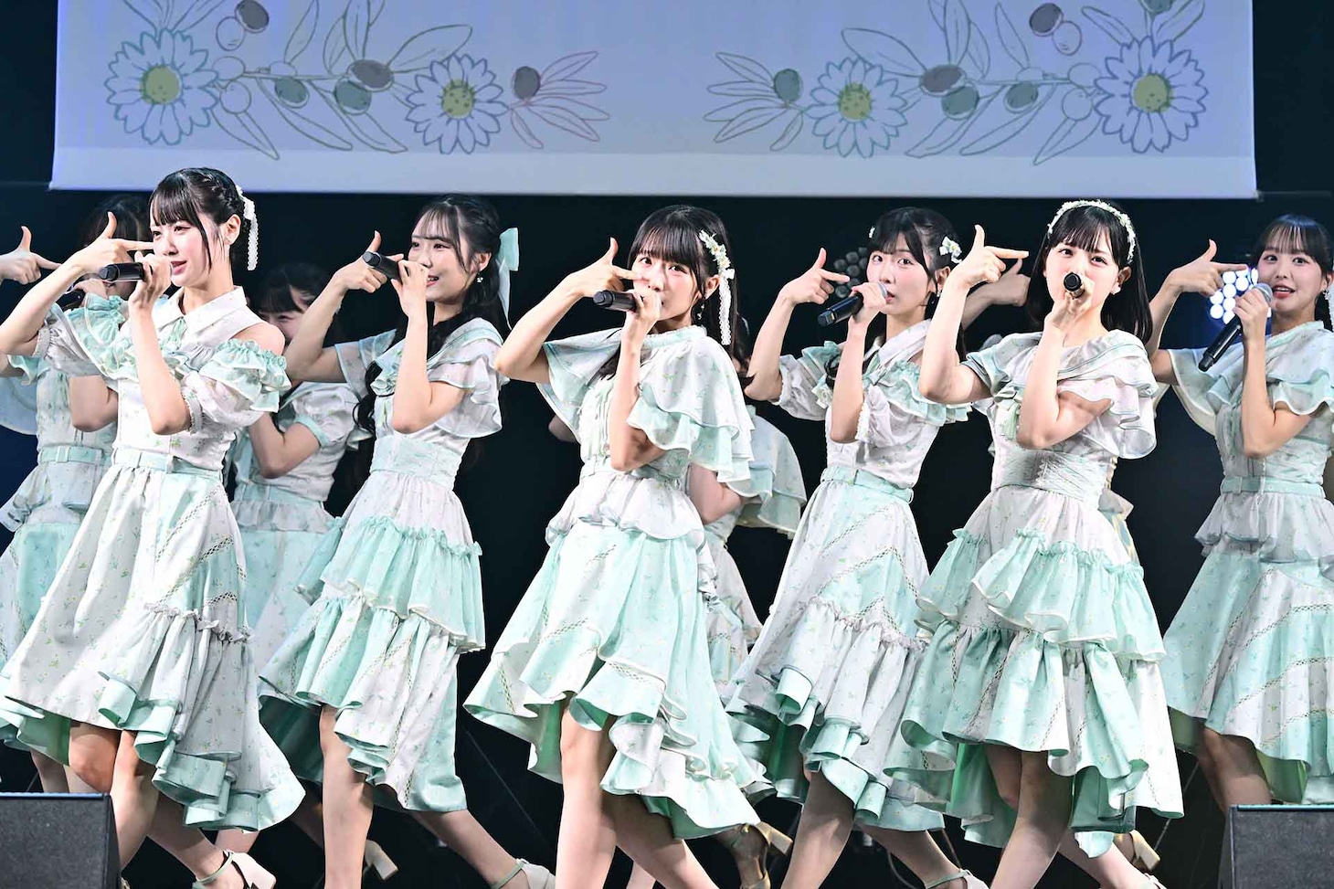 12thシングルの表題曲「傷つくことが青春だ」を披露するSTU48。©STU/KING RECORDS