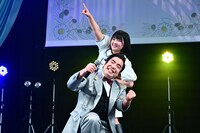 デュエット曲「あの頃のBGM」を披露する池田裕楽と徳永ゆうき。©STU/KING RECORDS