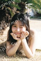 頓知気さきなフォトスタイルブック「また明日！」楽天ブックス特典ポストカードデザイン（撮影：松岡一哲）