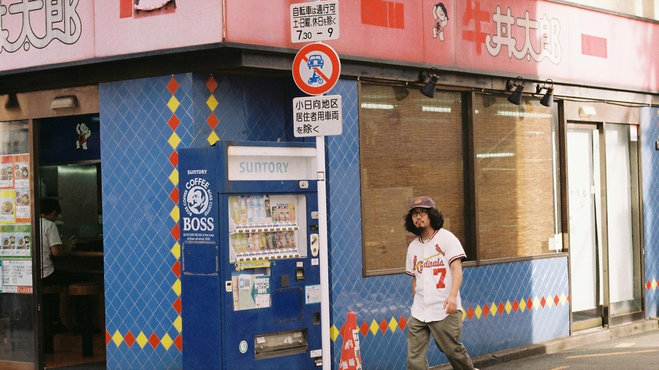 丼太郎の前を歩く田中ヤコブ。