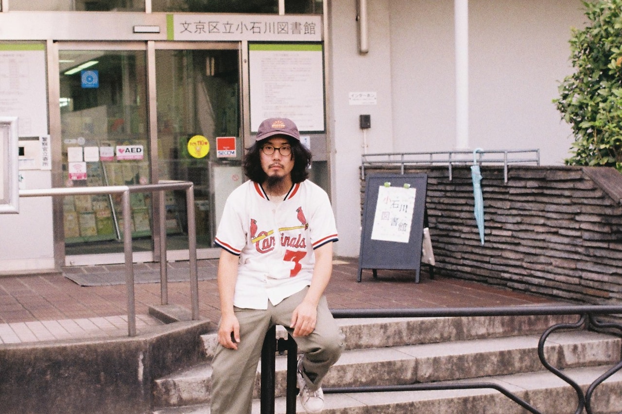 小石川図書館の前にて。