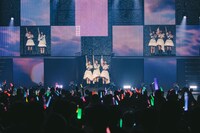 「ばってん少女隊10周年記念ライブ」の様子。（撮影：清水舞）