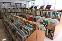 小石川図書館のレコード貸し出しエリア。（撮影：音楽ナタリー編集部）