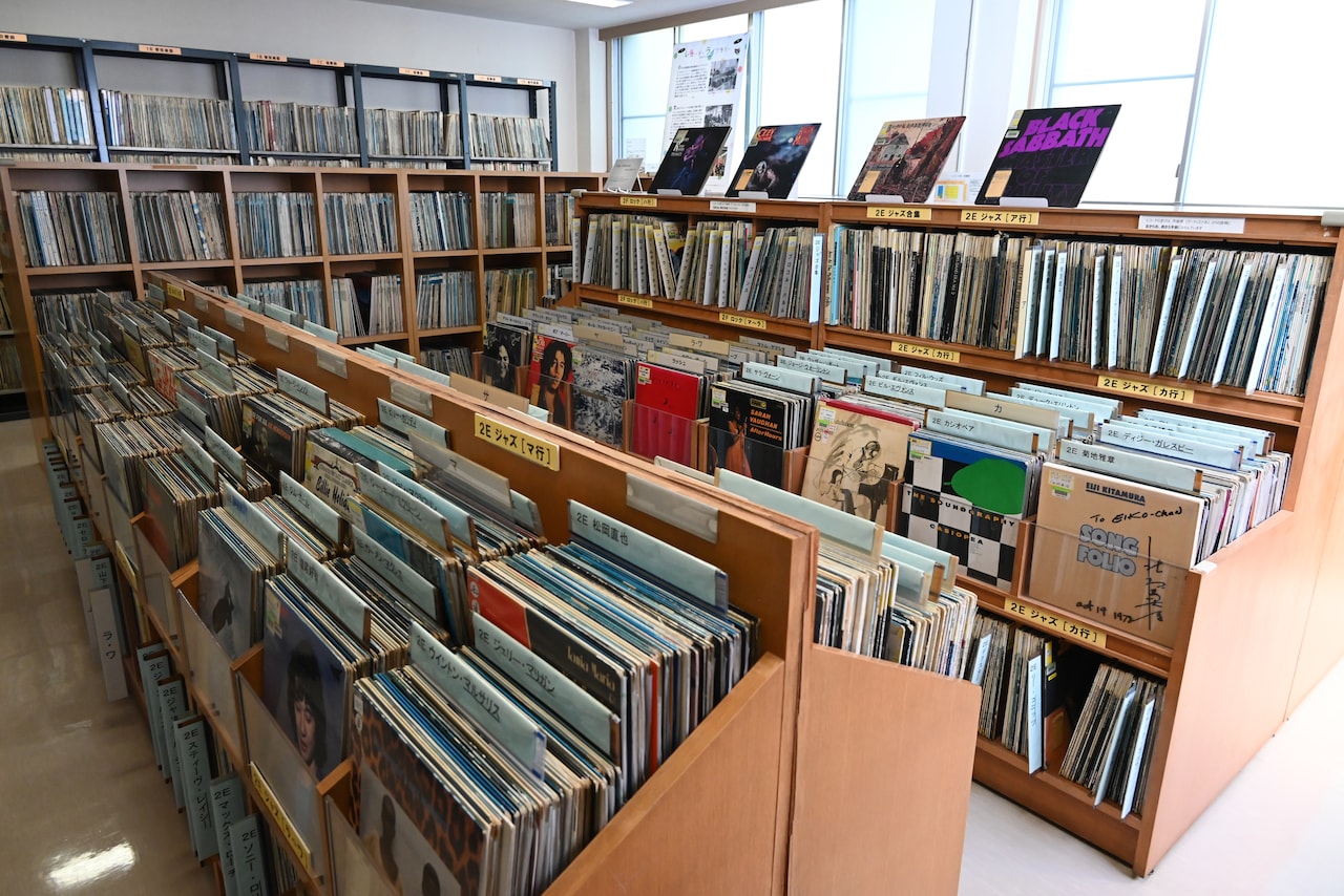 小石川図書館のレコード貸し出しエリア。（撮影：音楽ナタリー編集部）