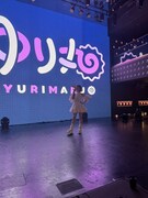 平野友里（ゆり丸）「緊急LOVE」MVのオフショット。