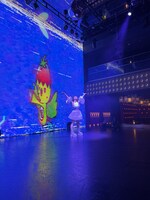 平野友里（ゆり丸）「緊急LOVE」MVのオフショット。