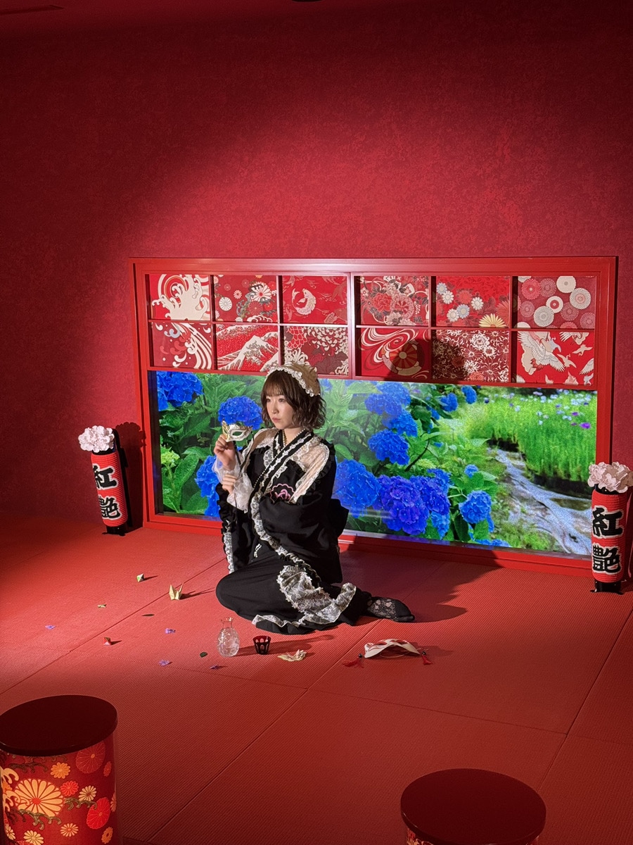 平野友里（ゆり丸）「緊急LOVE」MVのオフショット。