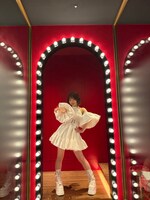 平野友里（ゆり丸）「緊急LOVE」MVのオフショット。