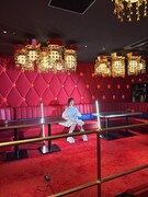 平野友里（ゆり丸）「緊急LOVE」MVのオフショット。