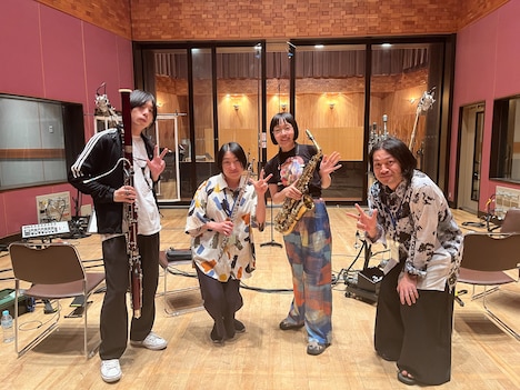 森優太（右端）とドラマ音楽演奏メンバー。