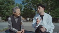 戦争体験者の話を聞くZORN。（写真提供：NHK）