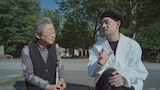 戦争体験者の話を聞くZORN。(写真提供:NHK)