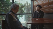 戦災孤児となった鈴木さんの話を聞くZORN。（写真提供：NHK）