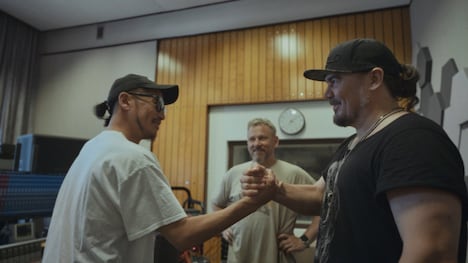 ウクライナのヒップホップバンドTNMKと会うZeebra。（写真提供：NHK）