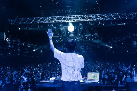 tofubeats × ピーナッツくん「TVP」大阪公演の様子。（撮影：船津晃一朗）