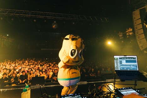 tofubeats × ピーナッツくん「TVP」大阪公演の様子。（撮影：船津晃一朗）