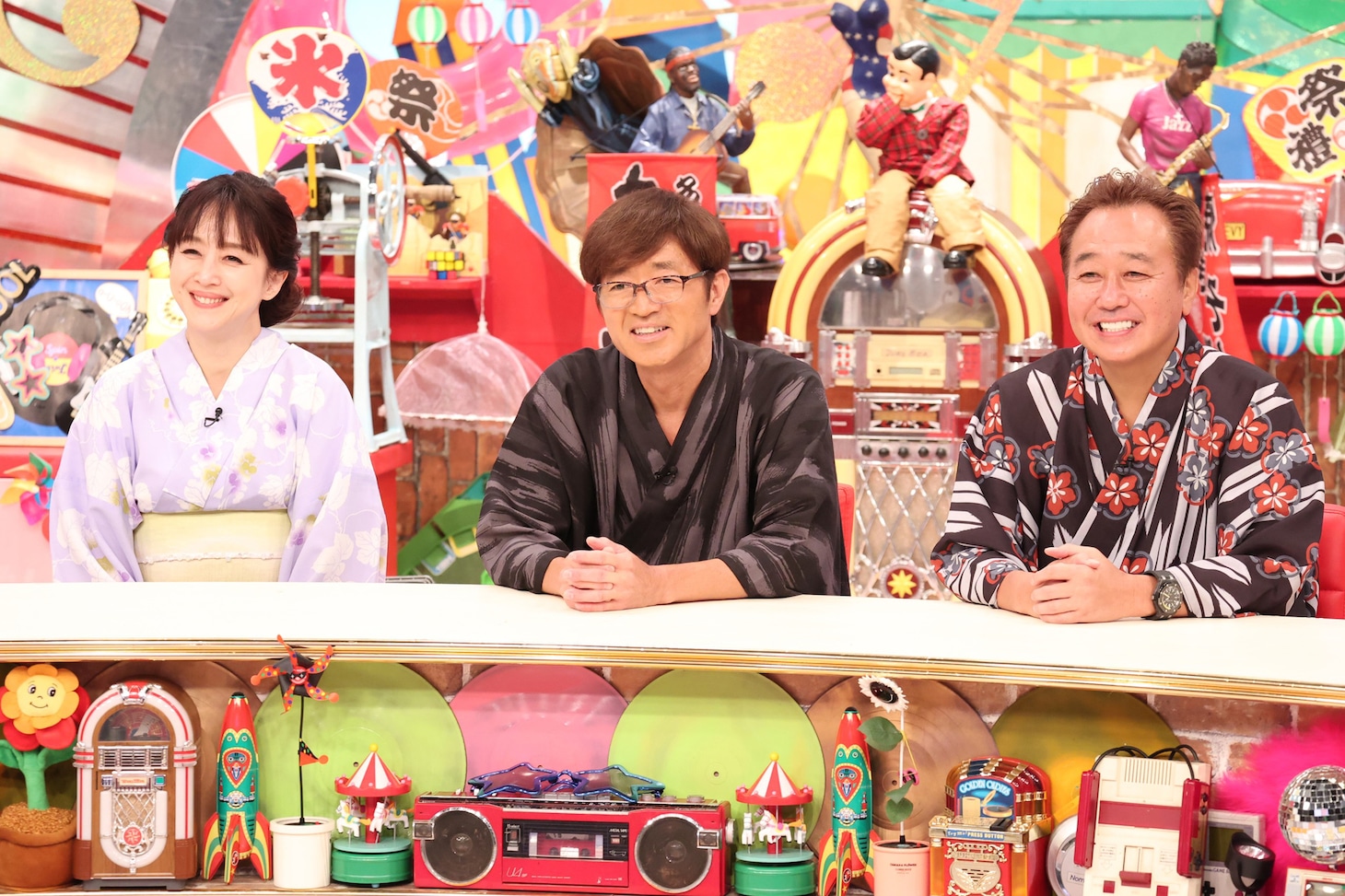 左から相田翔子、さまぁ～ず。©フジテレビ