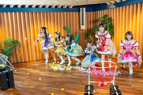 ハート型ボールを使った玉入れ対決を繰り広げる超ときめき♡宣伝部。