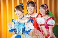 手前から辻野かなみ、坂井仁香、小泉遥香。