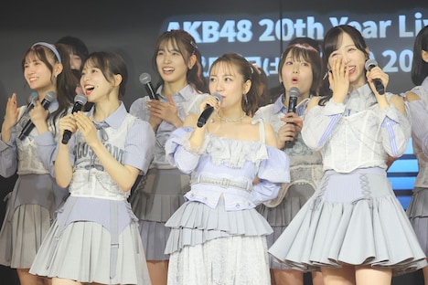 生配信企画「卒業生も現役も大集合！AKB48 20周年記念シングル発売SP」の様子。