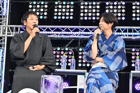 トーク中の大森南朋（左）、相葉雅紀（右）。©テレビ朝日・東映