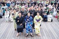 「大追跡～警視庁SSBC強行犯係～」キャストとイベント参加者の記念写真。©テレビ朝日・東映