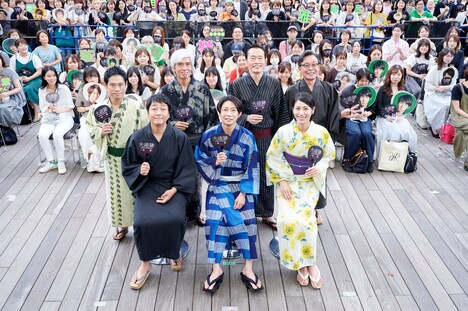 「大追跡～警視庁SSBC強行犯係～」キャストとイベント参加者の記念写真。©テレビ朝日・東映