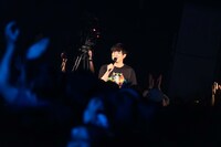 PAブースに登場して挨拶するグランジ遠山。（撮影：曽我美芽）