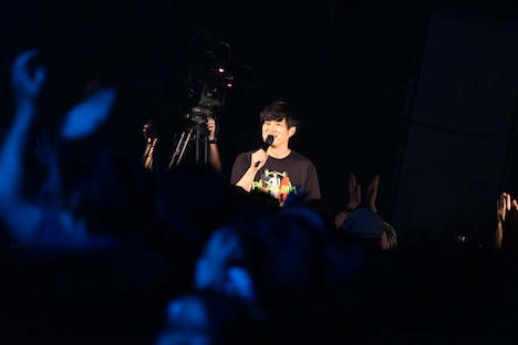 PAブースに登場して挨拶するグランジ遠山。（撮影：曽我美芽）