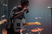 缶ビールを味わう向井秀徳。（撮影：曽我美芽）