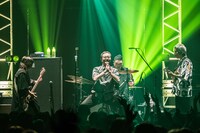 合掌しながらガニ股で平行移動する向井秀徳。（撮影：曽我美芽）