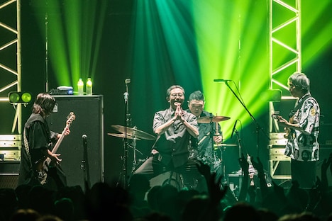 合掌しながらガニ股で平行移動する向井秀徳。（撮影：曽我美芽）